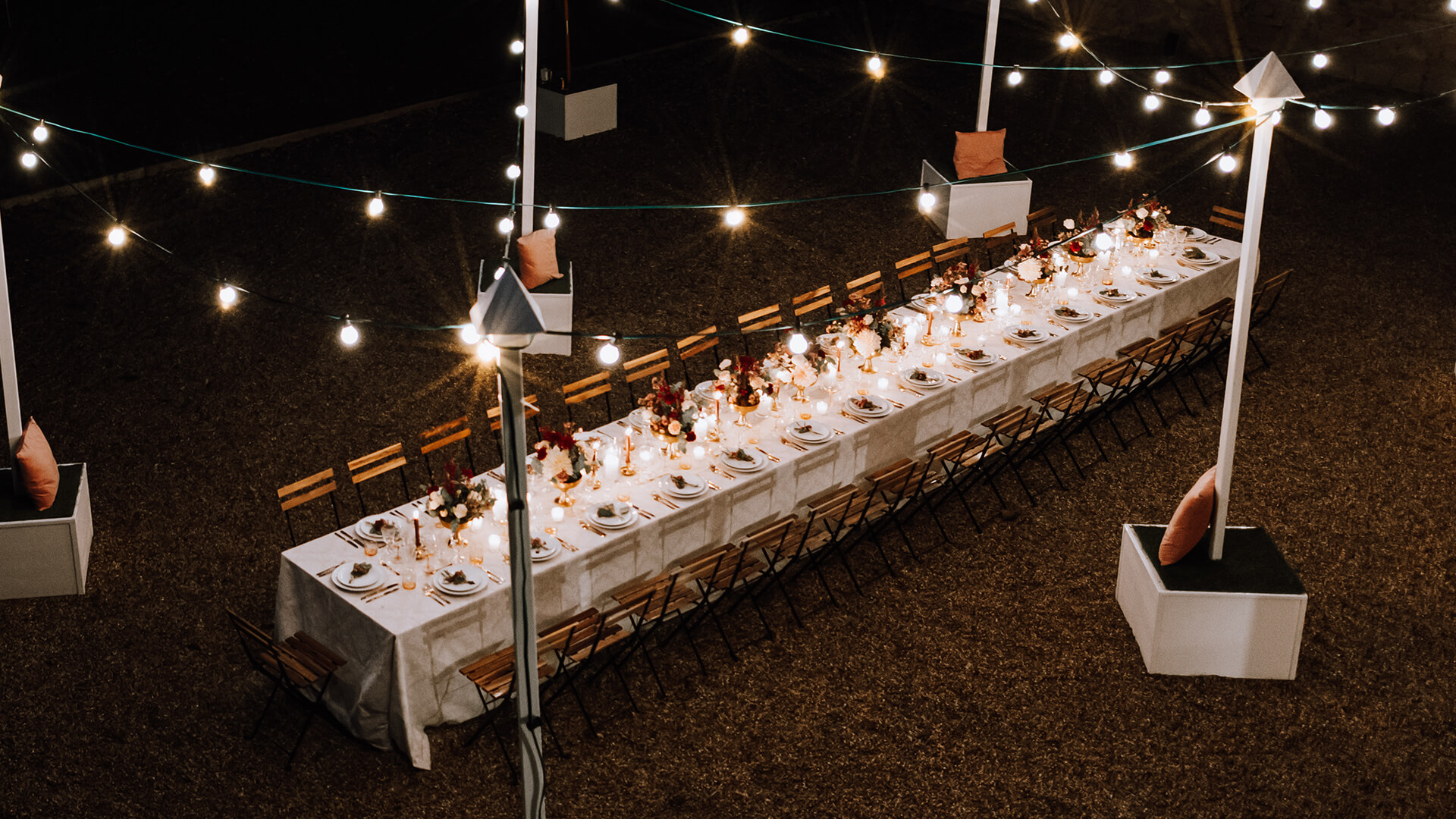 Gedeckte Hochzeits Tafel mit weißen Tuch bei Nächtlicher Stimmung