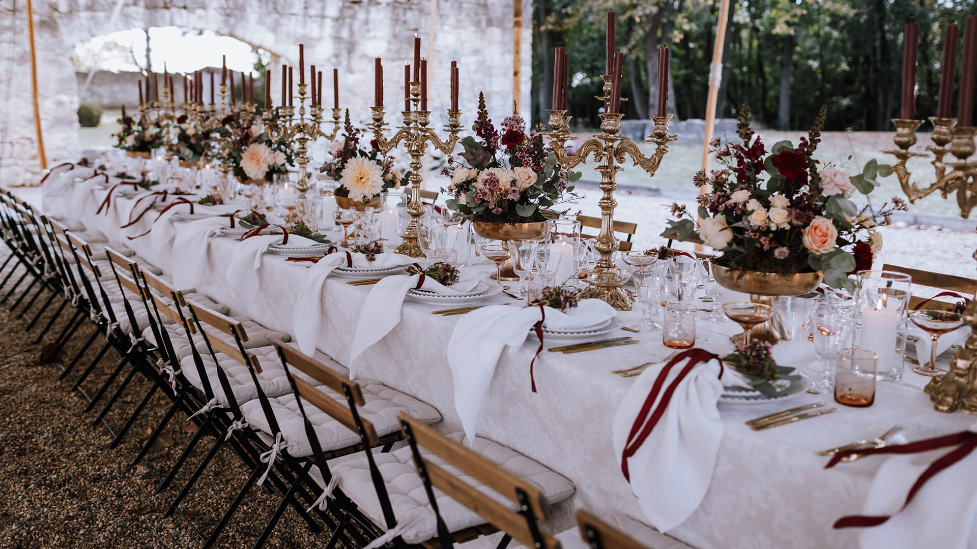 Gedeckte Hochzeits Tafel mit weißen Tuch und Holzstühlen