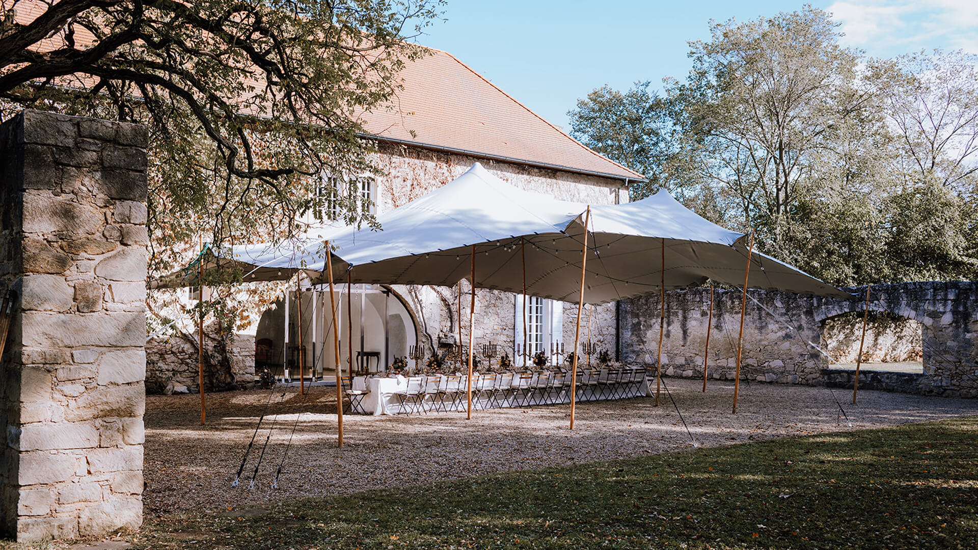 Gedeckter Tisch mit Sonnenüberdachung