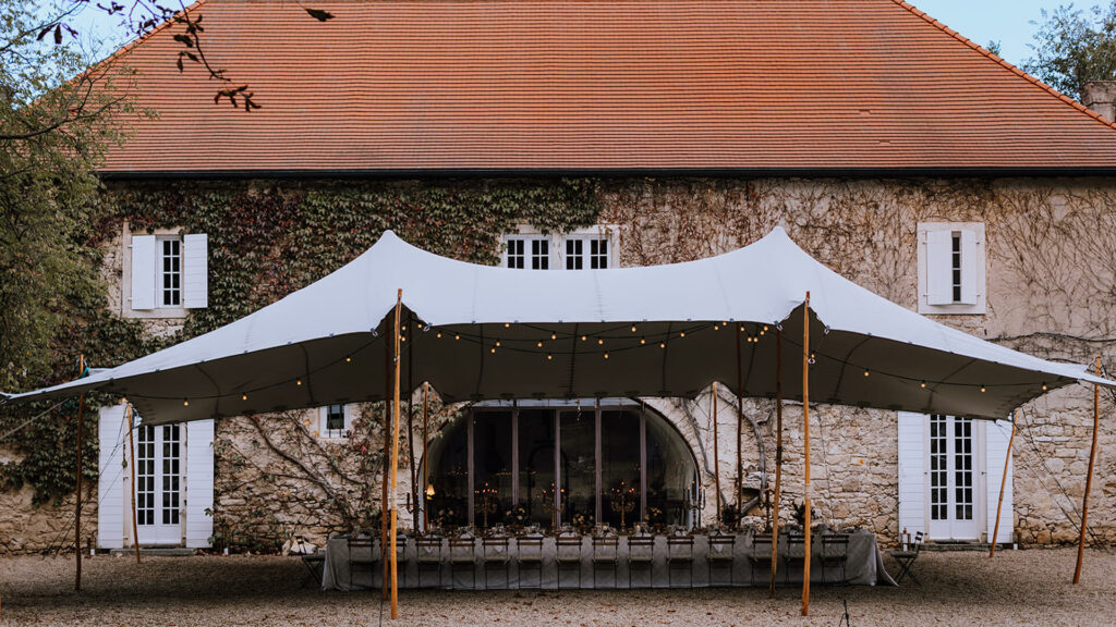 Gedeckter Tisch zur Hochzeit im Freien